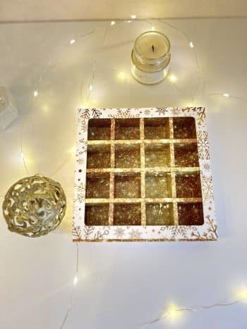 Коробка с окном под 16 конфет Золотая, 177х177х38 мм (дно и обечайка) — изображение 3