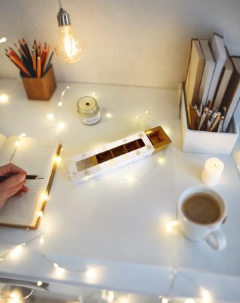 Коробка с окном под 5 конфет Золотые снежинки, 210х50х33 мм (дно и обечайка) — изображение 2