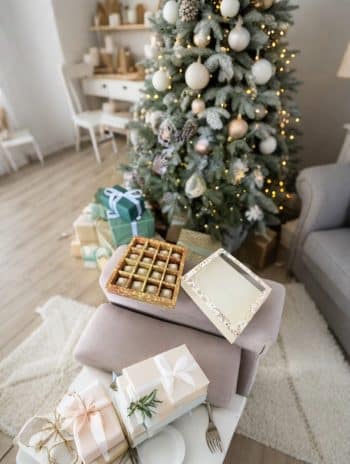 Коробка с окном под 16 конфет Золотая, 177х177х38 мм (дно и обечайка) — изображение 2